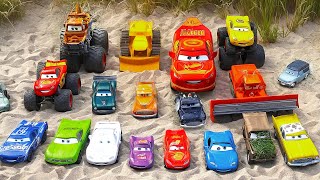 Finding Disney Pixar Cars on Sand & Green Grass : Lightning McQueen, Tow Mater, Cruze Ramirez, Sally