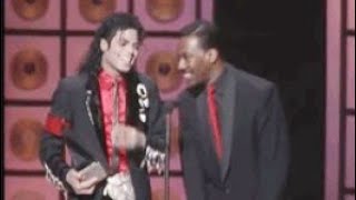 Eddie Murphy just cracking a little bit of joke😂 with Michael Jackson on stage