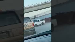 En TIJUANA  un automovilista hace "donitas" frente a las autoridades del SAT y militares en garita😱