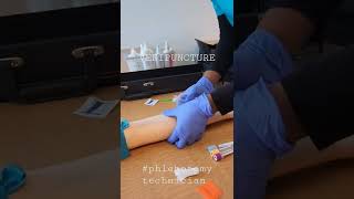 Performing Venipuncture procedure. #subscribe #venipuncture #students #phlebotomy