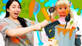 Limpiamos la cocina con la Baby Born Amelia. Juego de niñera. Como mamá.