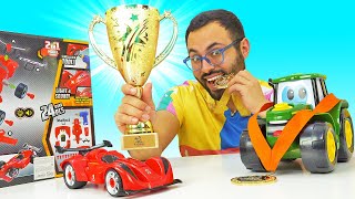 ¡El coche de Johnny el tractor participa en la carrera! Juego de coches de juguete para niños