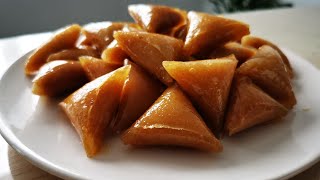 Briouats aux amandes enrobées de miel | Briouats with almonds coated with honey