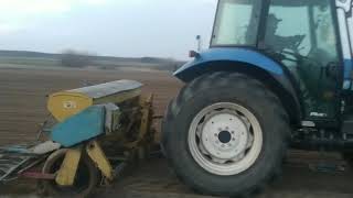 siew zboża ciągnikiem New Holland td80d w akcji