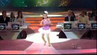 JIMENA presenta DARYNA bailando Merengue  en Pequeños Gigantes HD HQ