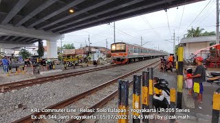 Motoride Mengejar Momen KRL JR 205 Melaju di Kolong Janti Flyover Jogja