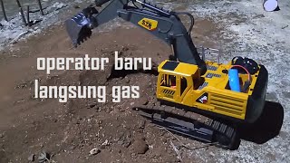 exsavator oleng lagi lembur dangan operator baru