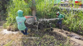 Traktor Sawah Garap Lahan Petak Sempit Terakhir