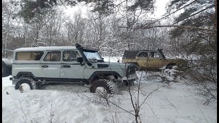 Два УАЗа на военных мостах по снежной целине