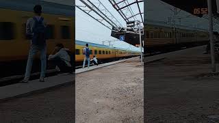 स्टेशन मास्टर रात में सो गया 😴🚄 #shorts #indianrailways #trending #railfacts #train #ytshorts