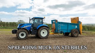 Spreading Muck onto Stubbles | Rolland V2-140 & New Holland T7.210