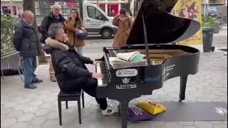 Fito Páez tocando el piano en la calle