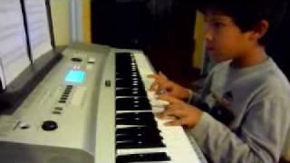 Osquitar de 6 años, tocando teclado