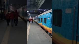 22868 #HUMSAFAR EXPRESS DEPARTED FROM NEW DELHI #RAIL#TRAIN #SHORTS#YTSHORTS#INDIANRAILWAY#HUMSAFAR