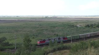 "С холма!"Электровоз ВЛ80С - 1425 с грузовым поездом на перегоне в Ростовской обл., август 2022 года