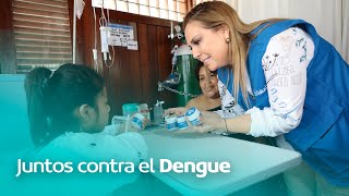 Presidenta Ejecutiva de EsSalud distribuye repelentes contra los mosquitos que transmiten el dengue.