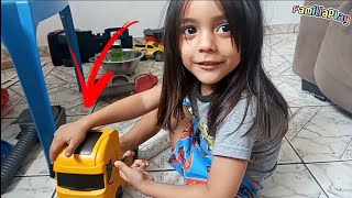 BRINCANDO COM CAMINHÃO AMARELO ARMAS DE BRINQUEDO !!!