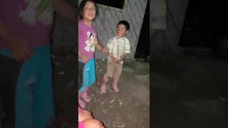 Niños bailando  despues del entierro de su padre ..