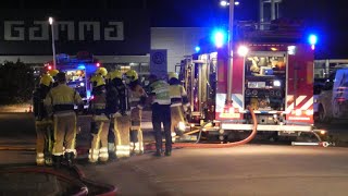 Brandweer schaalt op naar zeer grote brand na dat een bestelbusje  uit brand in fietsen winkel