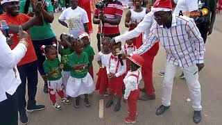 L'ONG KANI-KELE offre un arbre de Noël aux enfants de PRIKRO