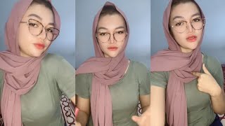 Perempuan berkaca mata sangat cantik pakai hijab