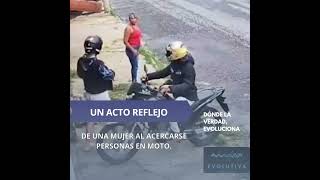 Una mujer lanzó su cartera al ver acercarse a dos hombres en motocicleta, temiendo un robo.