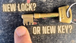 Lock Picking | Lock Fitting | Helping a lady out of a Sticky Situation | The Wall Build - Locksmith