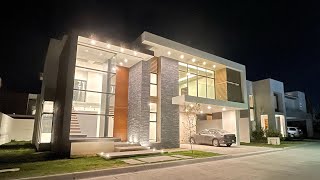 F203 Moderna Casa en Venta, Metepec, vista de noche.