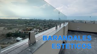 Barandales de vidrio templado con vista a la ciudad