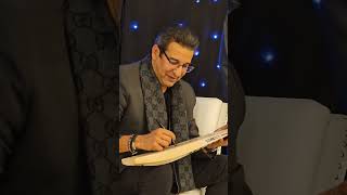 Wasim Akram signing a Bat for Auction. #jalalladak #WasimAkram #kwj #koffeewithjalal #Fundraiser