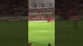 Momento que a torcida do Grêmio atira rojões na torcida do Internacional no GreNal 435