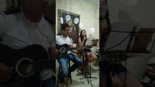 Lígia cantando em Chá Revelação com o papai