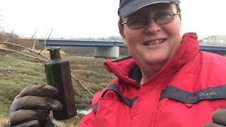 Bottle Digging at The Bottle Dump! Mudlarking for Victorian treasures along the Thames (jan)