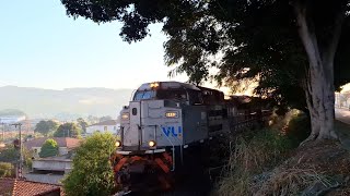 Trem graneleiro vazio tracionado pelas SD70ACeBB passando por Itaúna em uma bela manhã