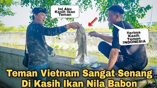 FULL SENYUM..!! BERBAGI IKAN NILA BABON KE TEMAN VIETNAM YANG LAGI MANCING