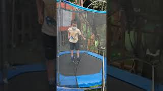 CARA SUPAYA BADAN MAKIN TINGGI SALAH SATU NYA LOMPAT DI TRAMPOLINE #shorts #shortsvideo #shortsfund