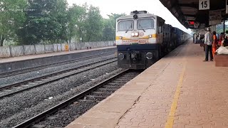 12617 Ernakulam Hazrat Nizamuddin Mangla Express arriving at Kankavali Station(Konkan Railway)