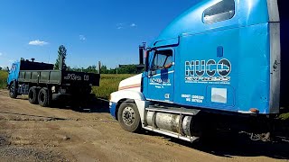 Камаз 5320! Выручаем Америку! Перетаскиваем на гибкой сцепке Freightliner...