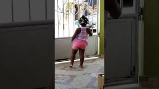 Niña Saluda A Una mujer que pasa por la calle 😂🤣😅😊 # bromas # chiste # viral # risas #humor