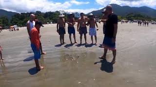 Todos correram pra ver se era o tubarão de Ubatuba!? pesca de praia  ubatumirim!!