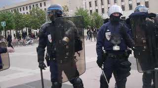 Tensions entre des policiers et un manifestant  à Lyon centre lors de l'acte 25