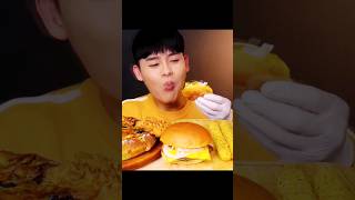 DELICIOUS CHEESE PIZZA WITH EXTRA CHEESE SAUCE||CHEESE BURGER WITH CHEESE SAUCE #Shorts #asmreating