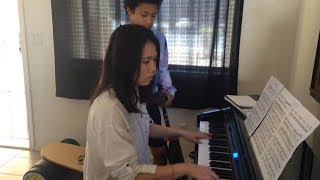 AMAZING MOM PIANO PLAYER