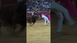 BUEN RECORTE DE LUISMI COCO AL TORO DE LA FINAL EN VALLADOLID!! #toros #shrots #torospopulares