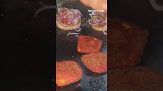 Aloo ke Price Mai Paneer Burger #foodtravelvlogs #streetfoodshort #ytshort #paneerburger