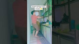 Kelakuan suami di rumah saat isteri masak 🤣🤣🔥 #fypシ゚viral #suamiistri #suamiistribahagia