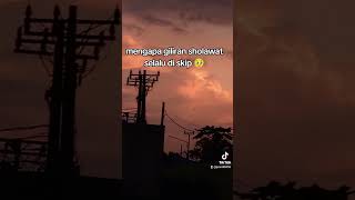 Suasana senja di pinggiran kota