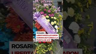 Libertarios rosarinos llevan corona de flores a la puerta del AFIP