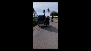 Siapa bilang gengsi?? Reaksi orang kaya naik becak camper #shorts