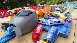 Thomas the Tank Engine ☆ Shinkansen Big Swallow Station Course & Thomas Friends Lots of Freight Cars